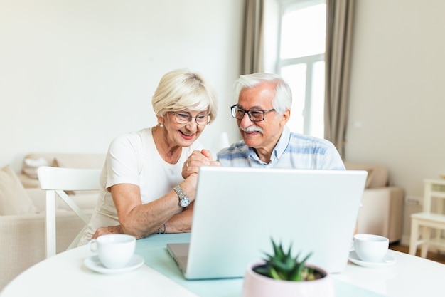 Casal de idosos conversando online por meio de uma conexão de vídeo no laptop