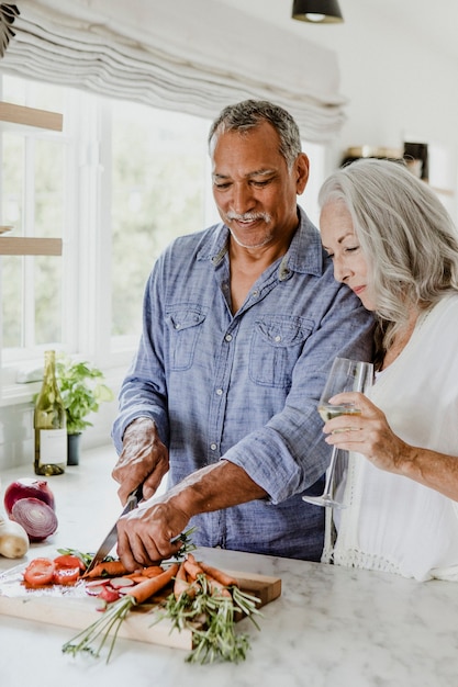 Casal de idosos cozinhando em uma cozinha