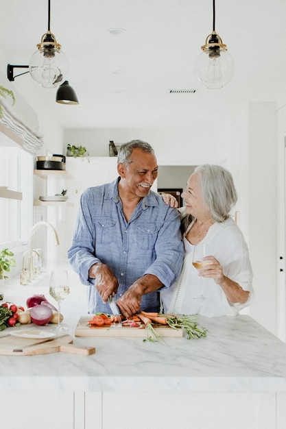 Casal de idosos cozinhando em uma cozinha