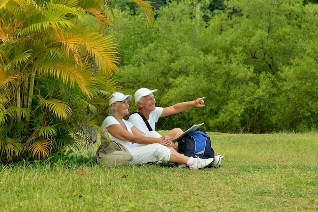 casal de idosos de turistas homem mostrando algo