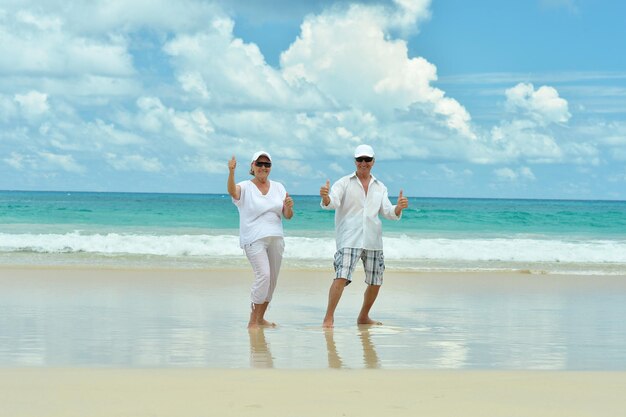 Casal de idosos descansa no resort tropical