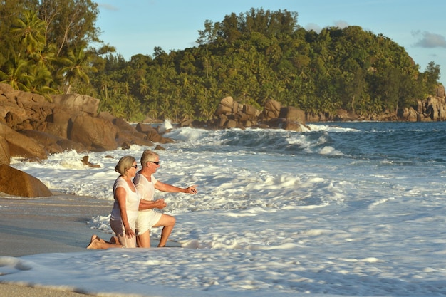 Casal de idosos descansando em resort tropical