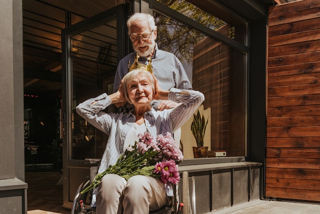 Foto casal de idosos em casa, parceiro voltando do hospital