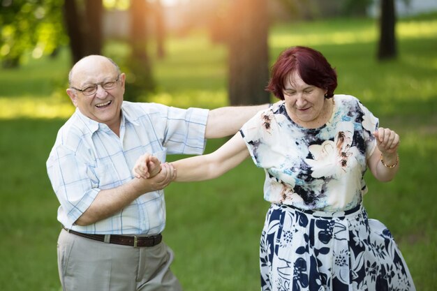 Casal de idosos feliz Homem bonito e mulher idosos Marido e esposa de velhice no parque