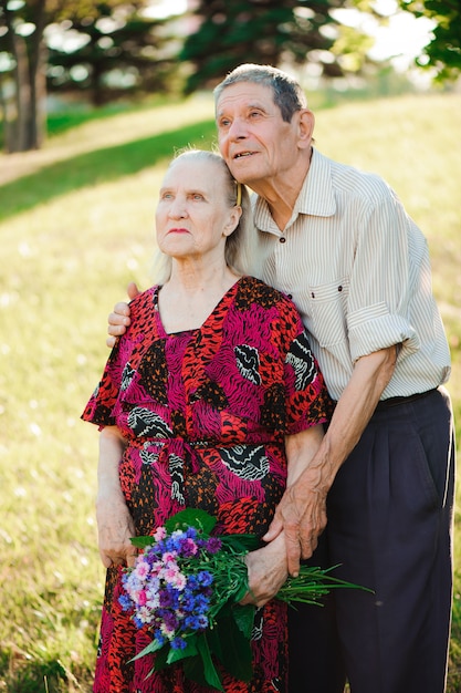 Casal de idosos felizes na natureza, idosos felizes