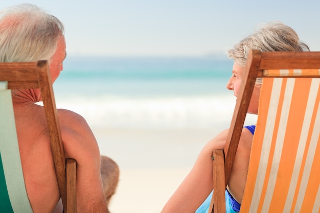 Casal de idosos na praia