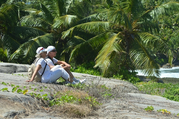 Casal de idosos no jardim tropical