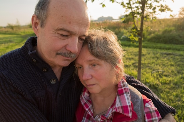 Casal de idosos tristes lidando com problemas juntos