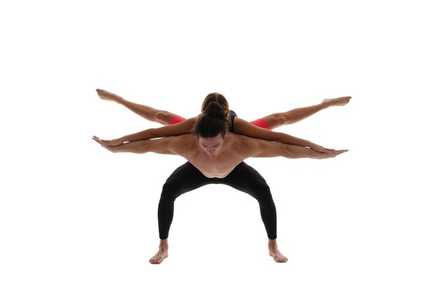 Casal de ioga esportiva isolado em casal de ioga esportiva branca em casal de ioga esportiva de estúdio