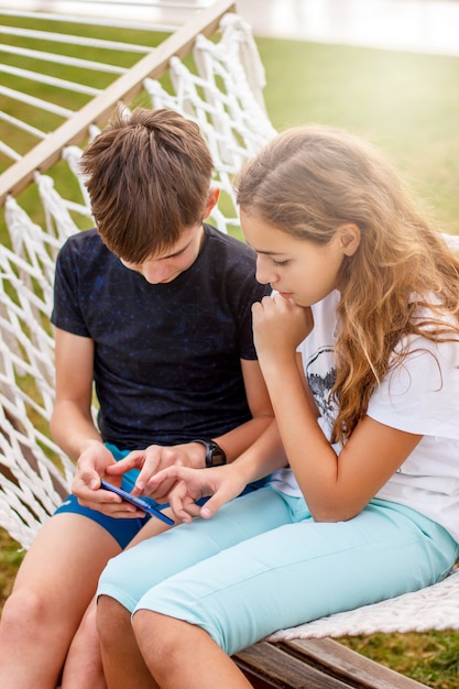 Casal de jovens adolescentes felizes.