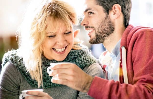 Casal de jovens amantes no início da história de amor no café bar