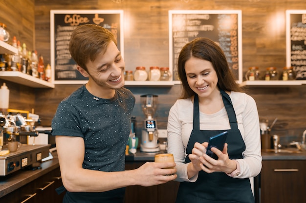 Casal de jovens donos de cafeterias masculinas e femininas