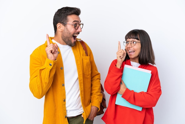 Casal de jovens estudantes isolado em fundo branco com a intenção de perceber a solução enquanto levanta um dedo