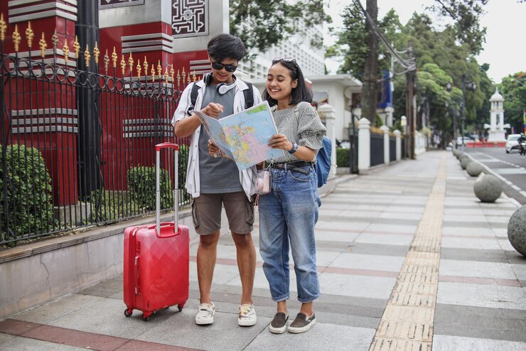 Foto casal de jovens turistas asiáticos perdidos procurando direções no mapa da cidade