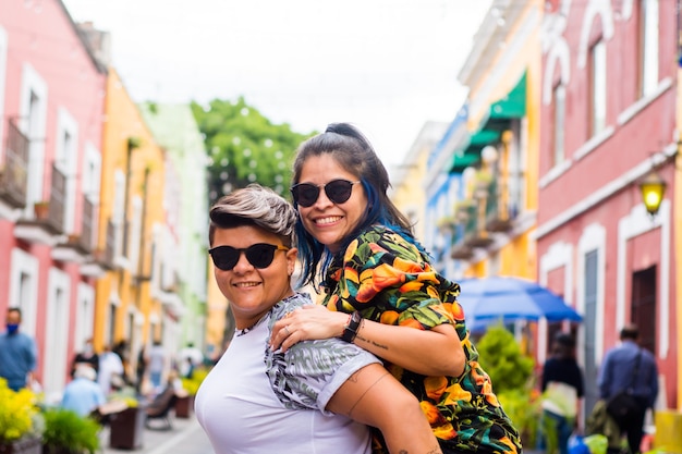 Casal de lésbicas com bandeira lgbtq +.