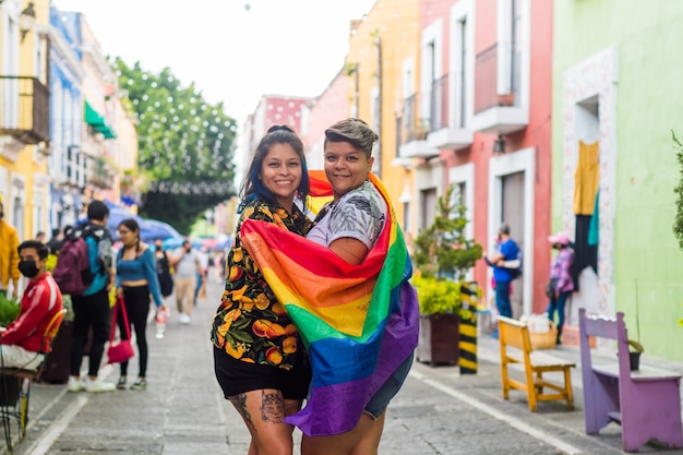 Casal de lésbicas com bandeira lgbtq +.