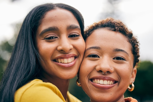 Casal de lésbicas e retrato ao ar livre junto com um sorriso de felicidade no encontro na floresta do parque ou na natureza Rosto feliz e mulheres LGBT em compromisso de relacionamento ou amor com liberdade