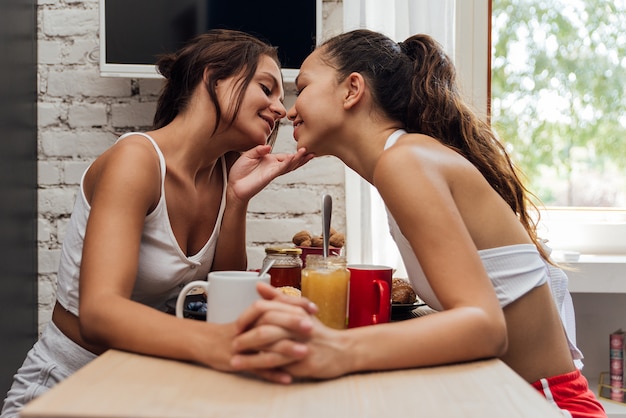 Casal de lésbicas em casa