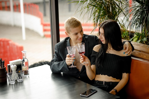 Casal de lésbicas em um encontro em um restaurante bebendo vinho