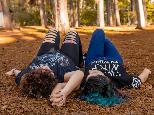 Casal de lésbicas em um lindo dia no parque