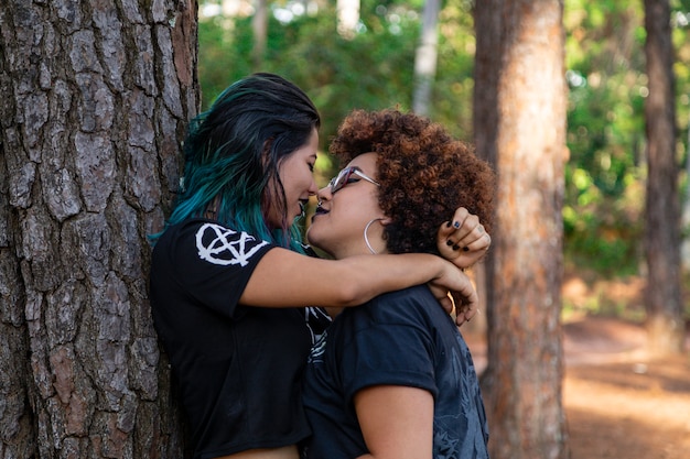 Casal de lésbicas em um lindo dia no parque