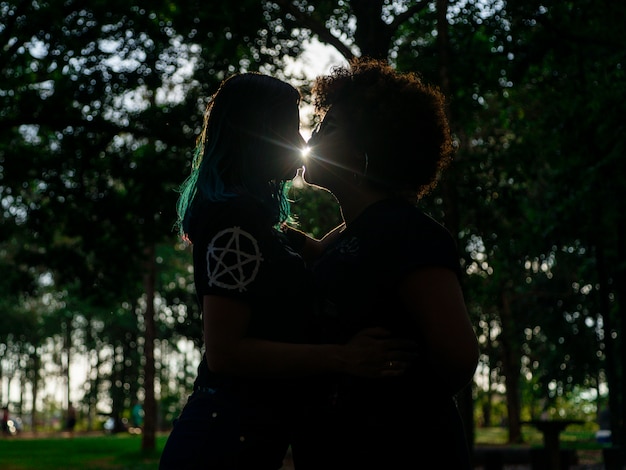 Casal de lésbicas em um lindo dia no parque