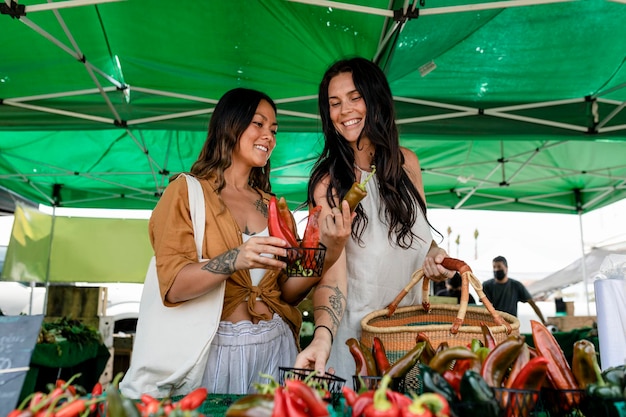 Foto casal de lésbicas fazendo compras em um mercado local