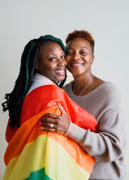 Foto casal de lésbicas feliz com uma bandeira colorida