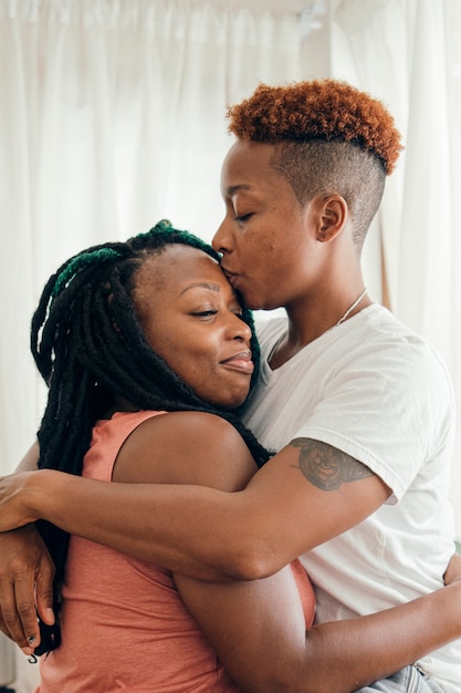 Casal de lésbicas feliz se abraçando