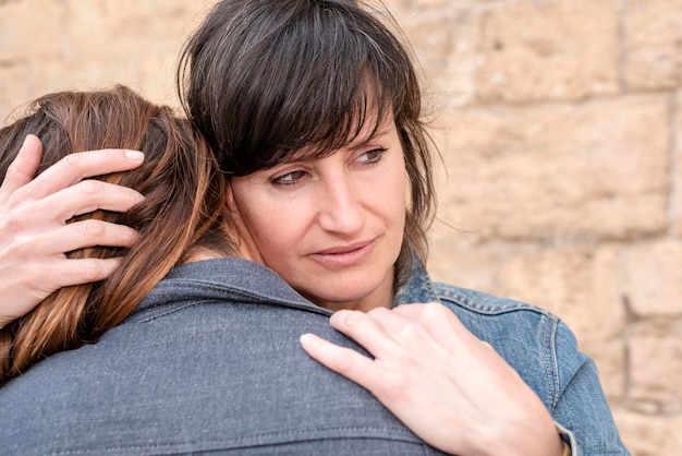 Casal de lésbicas hispânicas em um conceito gay de abraço