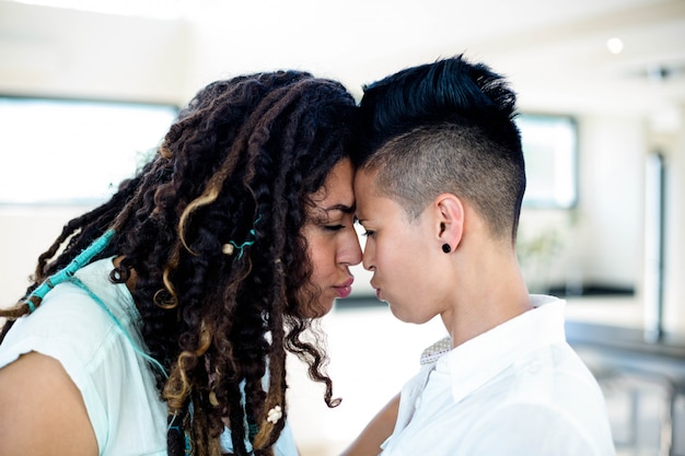 Casal de lésbicas prestes a se beijar em casa