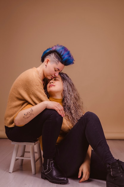 Foto casal de lésbicas se beijando. detalhe dos lábios de duas mulheres prestes a se beijar. doce momento de intimidade sensual entre namoradas homossexuais. conceito lgbt.