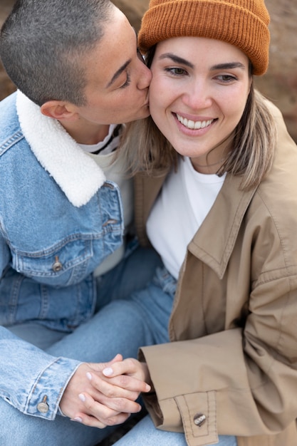 Foto casal de lésbicas se divertindo juntos