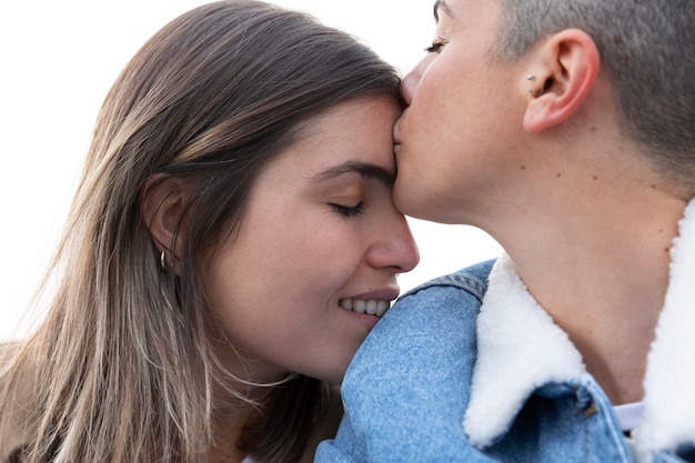 Casal de lésbicas se divertindo juntos