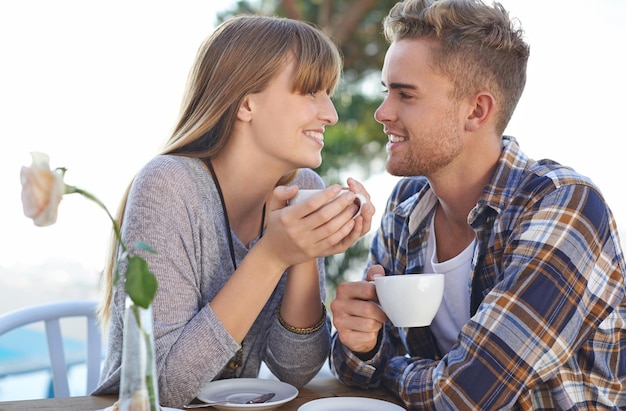 Casal de manhã e beber café em férias e amor ao ar livre romance e chá quente em férias Pessoas de ligação e café da manhã para relaxamento compromisso e lealdade ao casamento ou relacionamento