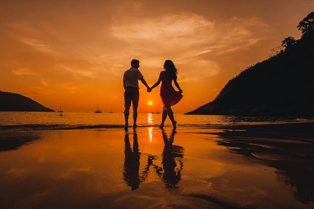 Casal de mãos dadas na praia