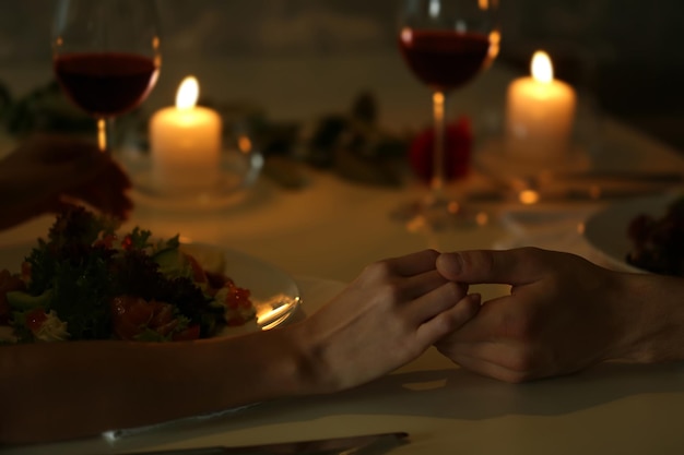 Foto casal de mãos dadas no restaurante