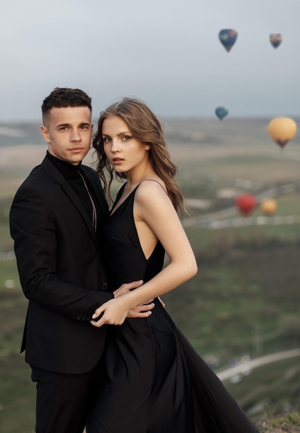 casal de moda de vestido preto e terno