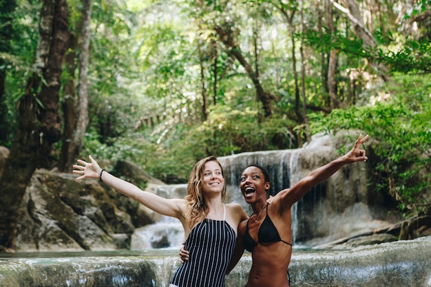 Foto casal de mulheres apreciando a cachoeira