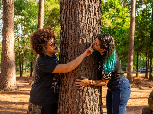 Foto casal de namoradas lésbicas em um lindo dia de sol no parque.