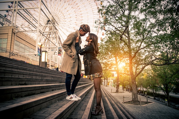 Foto casal de namorados japoneses que namoram em osaka