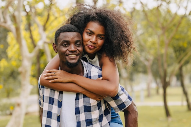 Casal de namoro homem e mulher dia de São Valentim Africano amante preto no parque ao ar livre temporada de verão