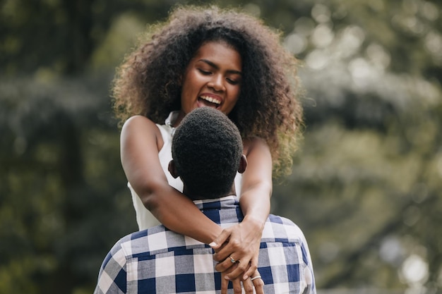 Casal de namoro homem e mulher dia de São Valentim Africano amante preto no parque ao ar livre temporada de verão