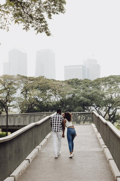 Casal de namoro homem e mulher dia de São Valentim Africano amante preto no parque ao ar livre temporada de verão