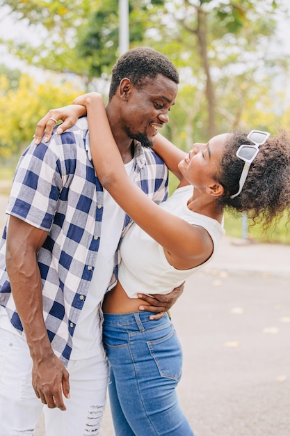 Casal de namoro homem e mulher dia de São Valentim Africano amante preto no parque ao ar livre temporada de verão