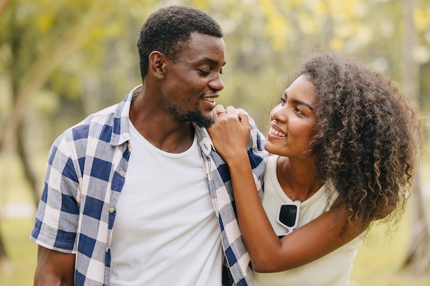 Casal de namoro homem e mulher dia de São Valentim Africano amante preto no parque ao ar livre temporada de verão