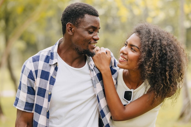 Foto casal de namoro homem e mulher dia de são valentim africano amante preto no parque ao ar livre temporada de verão