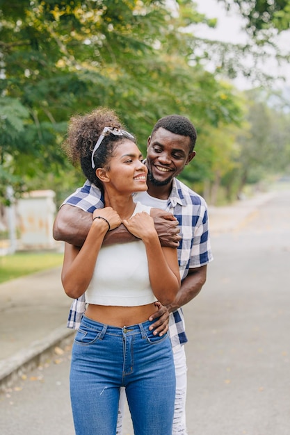 Foto casal de namoro homem e mulher dia de são valentim africano amante preto no parque ao ar livre temporada de verão