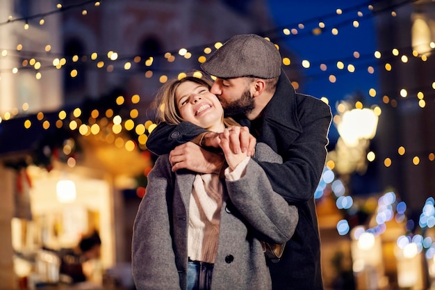 Casal de Natal se beija na rua no ano novo