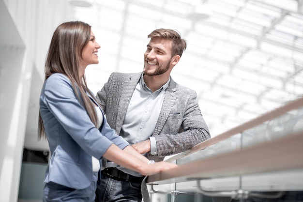 Casal de negócios conversando em pé no novo escritóriophoto com espaço de cópia